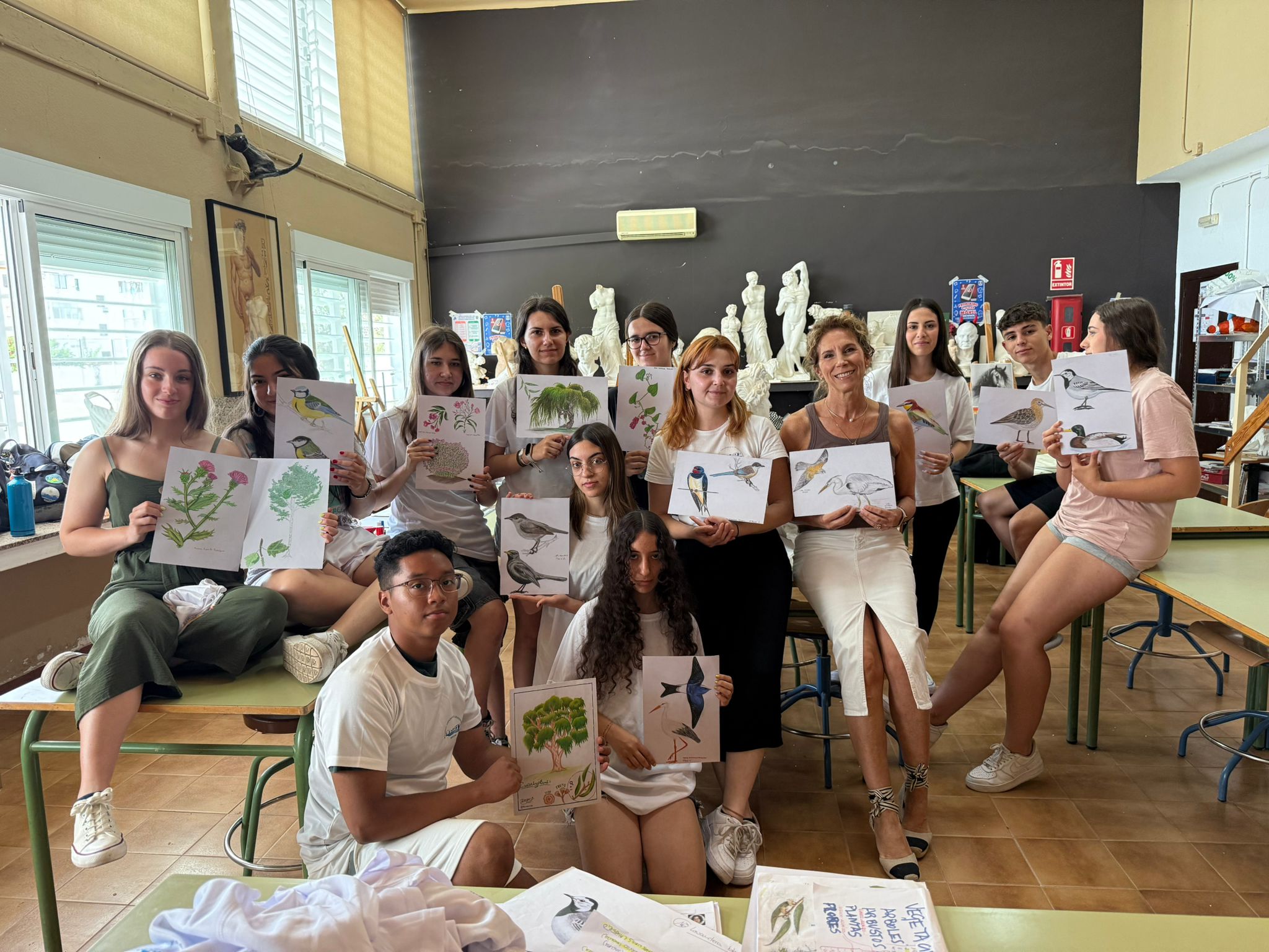 ESTUDIANTES DE BACHILLER DE BELLA ARTES DEL I.E.S. VIRGEN DE LA CABEZA COLABORAN EN LA CREACIÓN DE LOS CARTELES INTERPRETATIVOS DEL SENDERO
